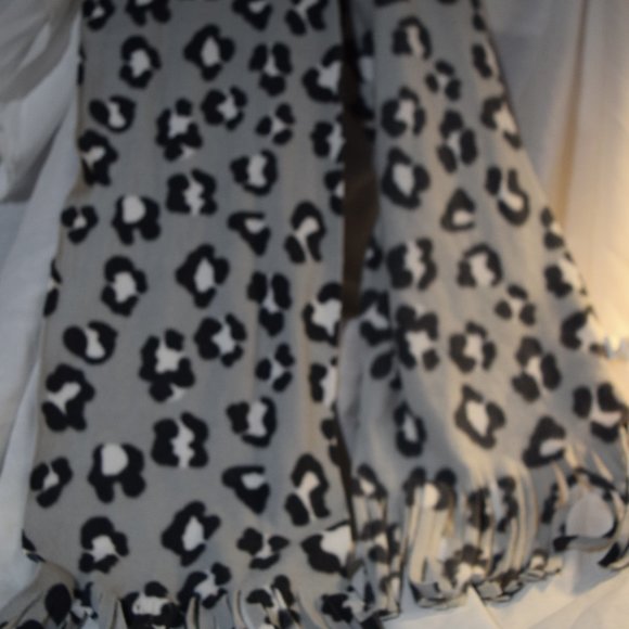 Old Navy Fleece Scarf,Gray/Blk/Wht Animal Print - Picture 5 of 6